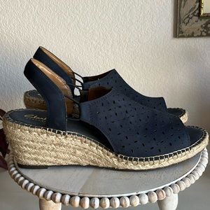 Clark’s Artisan espadrille perforated navy upper jute wrapped wedge size 11 EUC